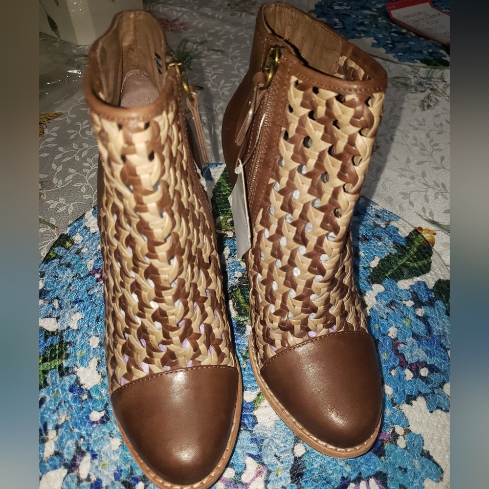 NWOT UGG Maliha Woven leather zip ankle booties